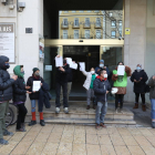 Protesta de membres de la PAH davant de la seu del PP a Lleida