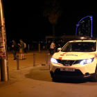 Un cotxe dels Mossos patrullant de nit.