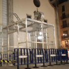 Una de las estructuras navideñas instaladas en la plaza Sant Francesc de Lleida, aún sin iluminar. 