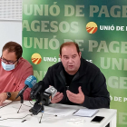 Els responsables de sectors ramaders d'Unió de Pagesos, Jordi Armengol, i d'integració, Nèstor Serra, (d'esquerra a dreta) en roda de premsa a Lleida.