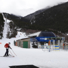 Unos pocos esquiadores en la estación de Espot Esquí.