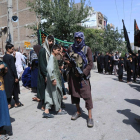 Un milicià talibà patrulla pels carrers de Jalababad, una de les ciutats més importants del país, on hi ha hagut protestes.