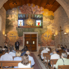 El mural llueix a la paret interior d’entrada de l’ermita, just a l’obertura del cor.