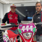 Laia Sanz, al costat d’Eric Augé i la moto que pilotarà al Mundial.