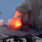 El volcán Etna, situado en Sicilia, levantó una columna de humo de más de un kilómetro de altura.