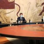 El president Aragonès i el vicepresident Puigneró, ahir, a l’inici de la reunió del Consell Executiu.
