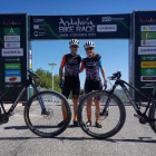 Toni Moreno i Ramona Gabriel, abans d’iniciar la primera etapa de l’Andalusia Bike Race.