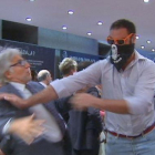 Josep Sánchez Llibre y Teresa Cunillera siendo empujados durante el asalto de 2013 a Blanquerna.