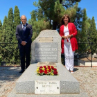 Torra y Borràs, ayer, junto a la tumba de Pompeu Fabra, en el cementerio de Prada de Conflent.