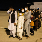 Las familias de afganos dieron muestras de emoción, algunos sin poder evitar las lágrimas, y cansancio a su llegada al aeropuerto.