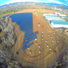 Imatge aèria d’una central solar a Talarn.
