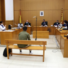 Judici - El primer adult jutjat a l’Audiència de Barcelona pels disturbis postsentència de l’1-O va negar ahir haver llançat pedres als policies. La fiscalia li demana set anys de presó per desordres públics i atemptat contra l’autoritat ...