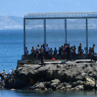 Alguns dels immigrants arribats ahir a Ceuta després de travessar l’espigó de Benzú.