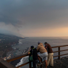 Unos turistas contemplan el Valle de Aridane desde un mirador en Tazacorte, cuando se cumplieron ayer 59 días desde la erupción del volcán de Cumbre Vieja.