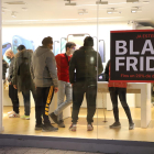 Moltes botigues de l’Eix ja tenen cartells que anuncien descomptes de cara al Black Friday.