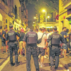 La Guàrdia Urbana de Barcelona desallotja joves que feien botelló divendres a la matinada.