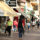 Diverses persones passegen amb mascareta a l'Eix de Lleida