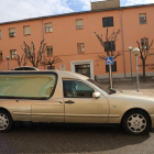 Un coche fúnebre delante de la residencia de Tremp el pasado mes de diciembre.