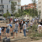 Vista general dels veïns de Joc de la Bola plantant arbres al solar del carrer Alcalde Pujol.