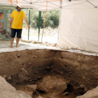 Uno de los técnicos de la UAB en el lugar donde encontraron los restos de esta humana moderna. 