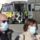 Una ambulància davant de l'Hospital La Fe de València
