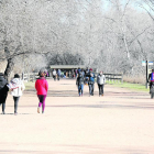 El parque de la Mitjana congregó a muchas personas que paseaban o hacían deporte.