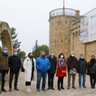 La visita del subdelegat del govern espanyol a Lleida, José Crespín, amb l'alcadessa de Tàrrega, Alba Pijuan, als tres torricons restaurats del parc de Sant Eloi.