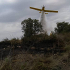 Uno de los medios aéreos que se activaron ayer para el incendio en Vilanova de l’Aguda. 