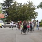 Los usuarios llegaron a los jardines del Centre Geriàtric Lleida montados en triciclos.