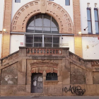 La pintada és en una de les escales per accedir a l’edifici.