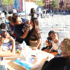 Un taller de maquillatge dins dels actes celebrats ahir a la plaça del Dipòsit del Centre Històric.