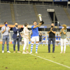 Toni Vicente, capità del Lleida Esportiu i un dels fills d’Emili, va rebre de mans de la seua mare el trofeu de campions.