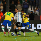 Leo Messi intenta superar els brasilers Militao i Vinicius.