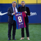 Dani Alves, descalç al costat de Joan Laporta durant la presentació oficial com a jugador del Barça.