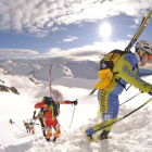 Esquiadores subiendo una ladera en la estación de Boí Taüll.