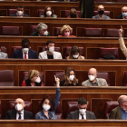 Diputados dan indicaciones a sus compañeros de qué deben votar en el Pleno del Congreso de ayer.