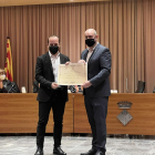 Lluís Cortés mostra el diploma de fill adoptiu de Balaguer al costat de l’alcalde Jordi Ignasi Vidal.
