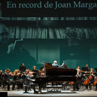 La Simfònica del Liceu i el pianista Albert Guinovart, ahir a l’acte de record a Joan Margarit.