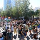 Pla general de la manifestació en contra de l’ampliació de l’aeroport del Prat, a la qual van anar 10.000 persones segons la Urbana.