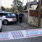 Desplegament de mossos davant la casa de l’assassinat a Corbera.