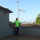 El Josep posa amb la nova estació meteorològica que s'ha instal·lat a l'antena de la tele.