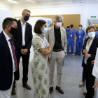El conseller de Salud, Josep Maria Argimon, visitando el punto de vacunación para la covid-19 en Alcarràs.