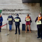 Un grupo de pensionistas protestando ante el INSS en Lleida.