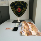 La cocaïna i els bitllets localitzats per la Guàrdia Urbana de Lleida a l'interior d'un vehicle.