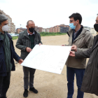 Sergi Talamonte, Miquel Pueyo, Toni Postius i Francesc Moix observen el pla del futur parc.