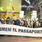 Protesta contra el passaport Covid - Desenes de persones van tornar a protestar ahir contra l’obligatorietat del certificat Covid amb una marxa per diversos carrers que va arrancar a Ricard Viñes.