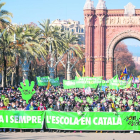 Los líderes sindicales, políticos y de entidades en defensa del catalán sostienen la pancarta de cabecera.