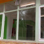 Las ventanas del centro de menores de Torredembarra, destrozadas después del ataque de este jueves.