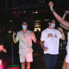 Un grup de joves que balla amb mascareta a la pista de la discoteca Flashback de Salou al juny.