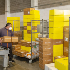 Un trabajador de Nacex Lleida apila unas cajas para llevarlas a una furgoneta y entregarlas, ayer. 